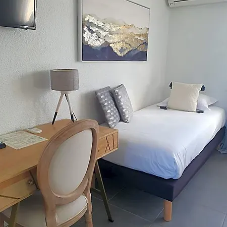 Le Mas Des Quintrands Manosque - Motel De Charme 3* Маноск