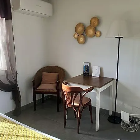 Le Mas Des Quintrands Manosque - Motel De Charme Отель