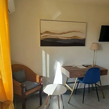 Le Mas Des Quintrands Manosque - Motel De Charme 3*