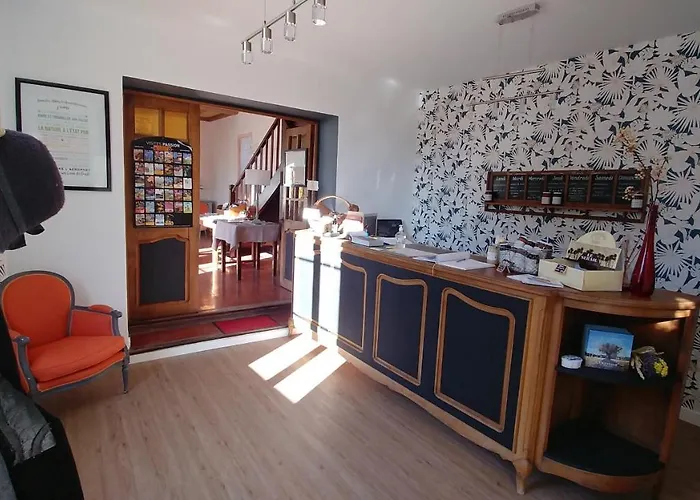 Des Quintrands - De Charme 3* מנוסק